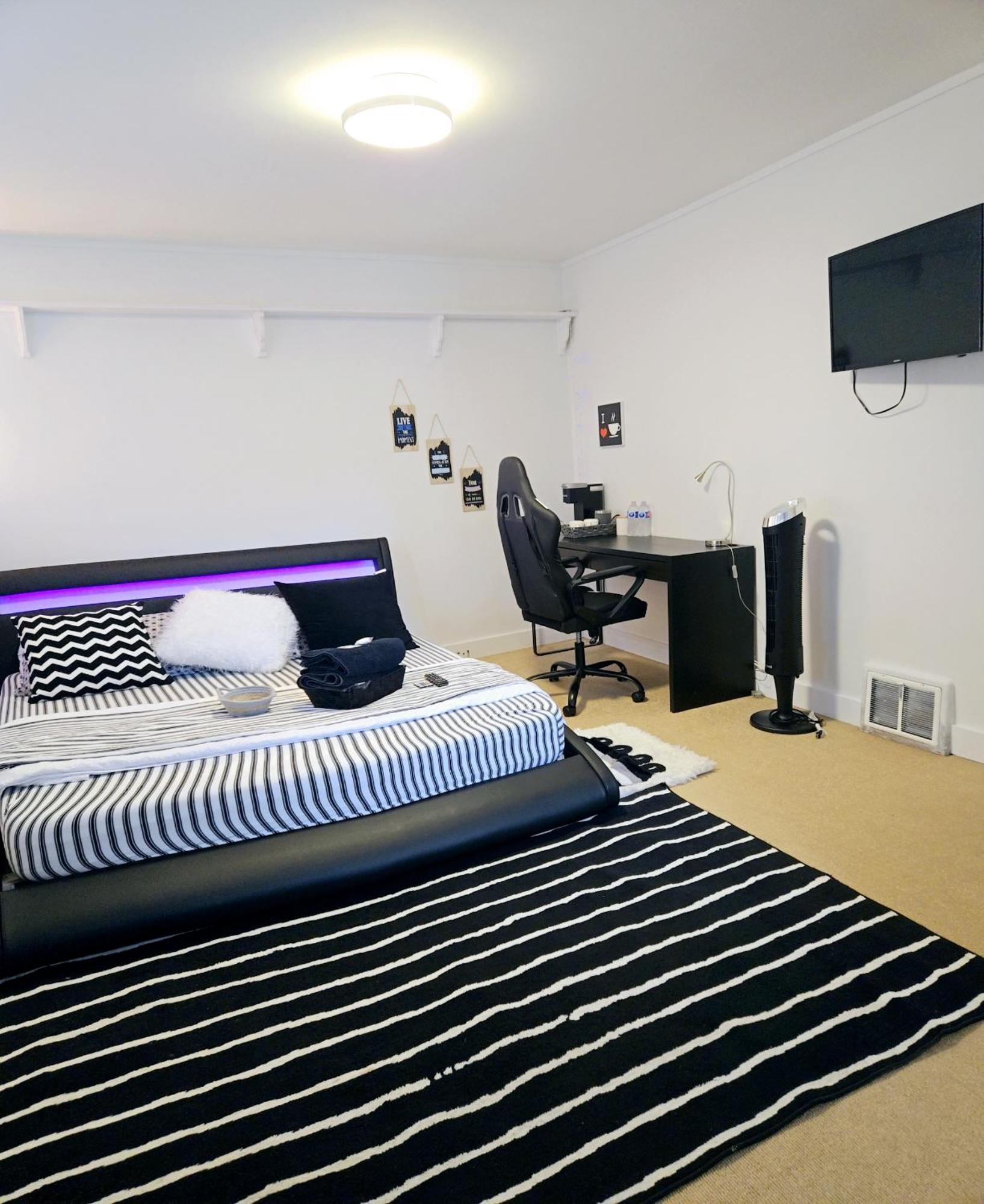 Cozy Stylish Black & White Design Room In The Heart Of Vancouver! Private Parking, Self Check-In & Just 4 Mins To Metrotown! Kültér fotó