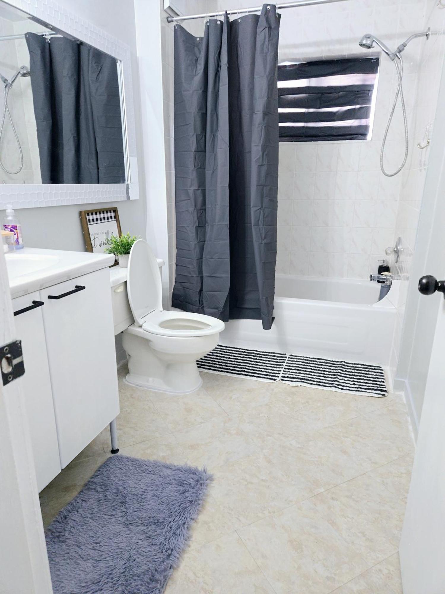 Cozy Stylish Black & White Design Room In The Heart Of Vancouver! Private Parking, Self Check-In & Just 4 Mins To Metrotown! Kültér fotó