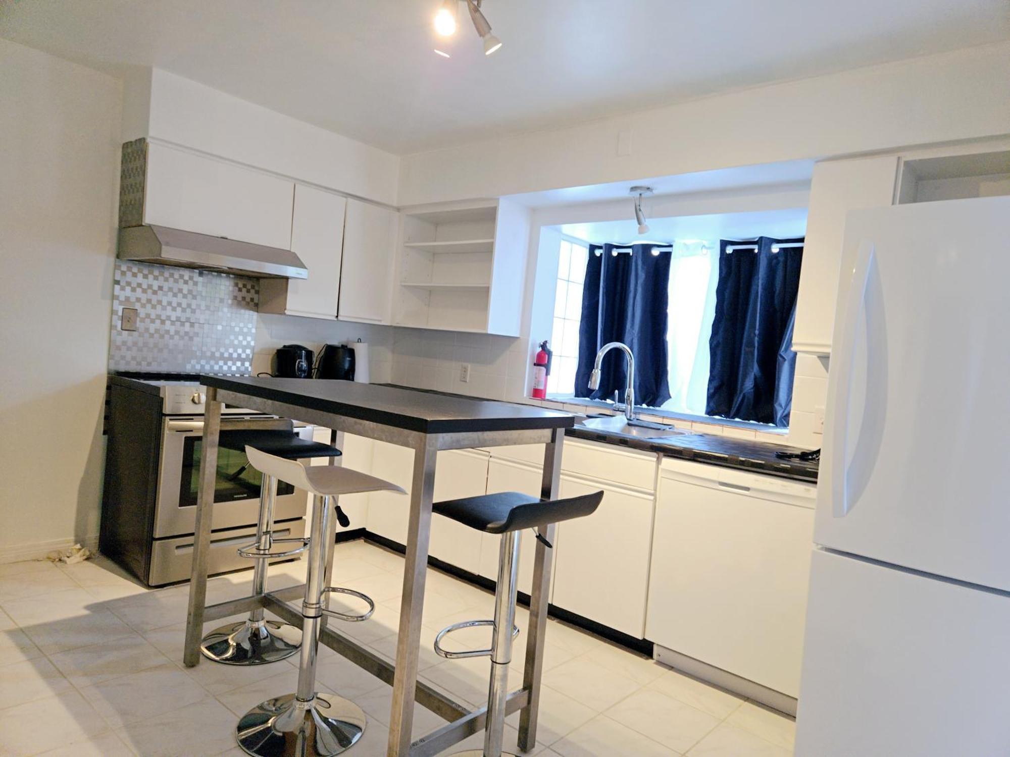 Cozy Stylish Black & White Design Room In The Heart Of Vancouver! Private Parking, Self Check-In & Just 4 Mins To Metrotown! Kültér fotó