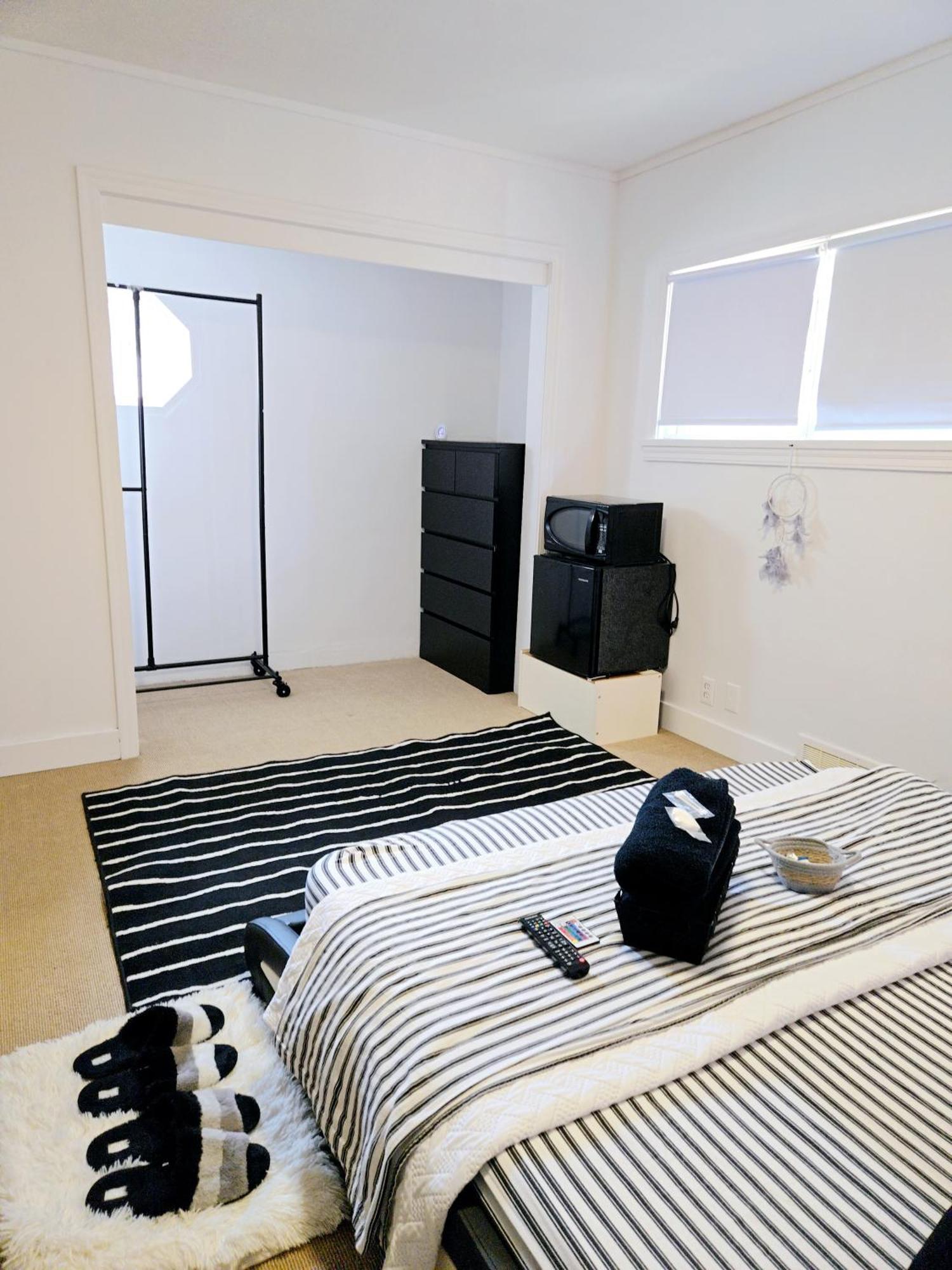 Cozy Stylish Black & White Design Room In The Heart Of Vancouver! Private Parking, Self Check-In & Just 4 Mins To Metrotown! Kültér fotó