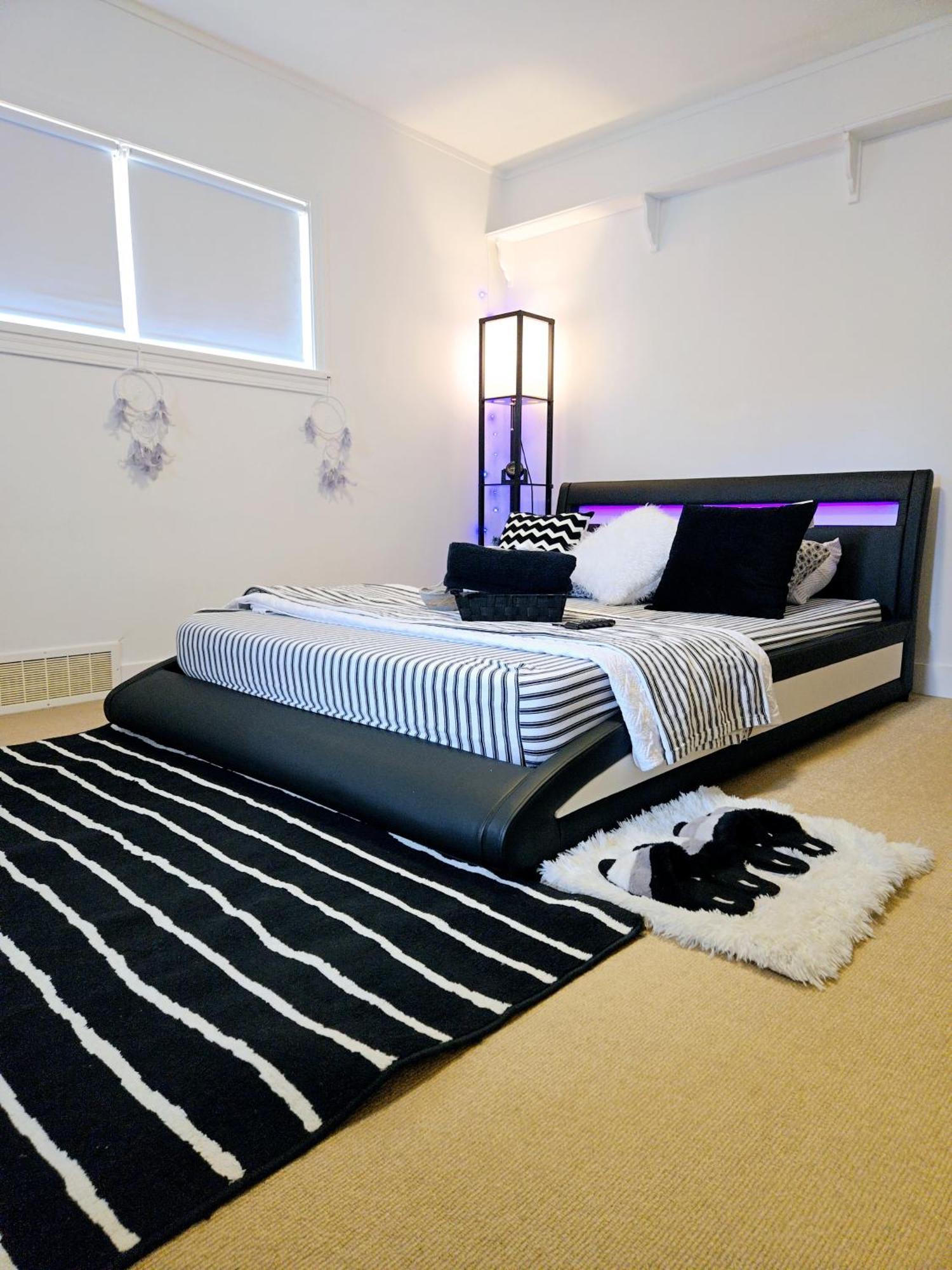 Cozy Stylish Black & White Design Room In The Heart Of Vancouver! Private Parking, Self Check-In & Just 4 Mins To Metrotown! Kültér fotó