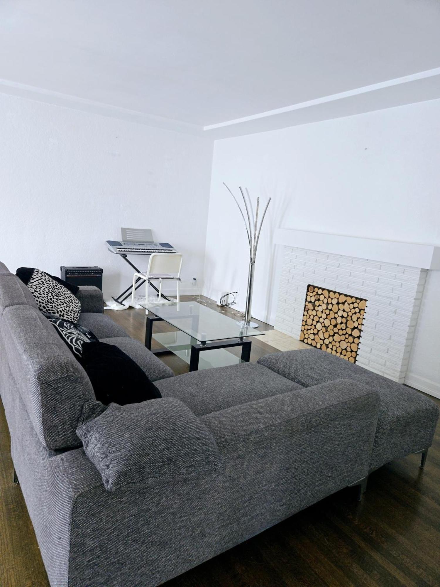 Cozy Stylish Black & White Design Room In The Heart Of Vancouver! Private Parking, Self Check-In & Just 4 Mins To Metrotown! Kültér fotó