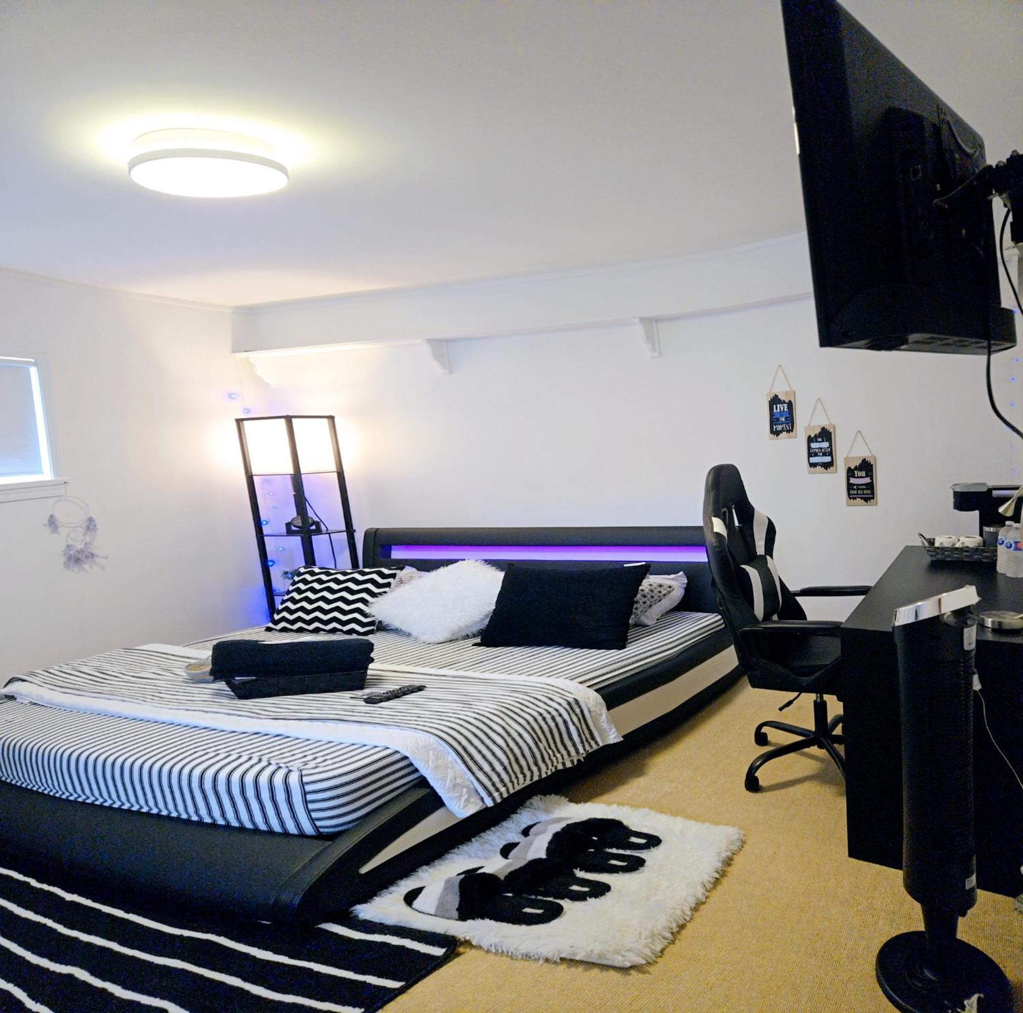 Cozy Stylish Black & White Design Room In The Heart Of Vancouver! Private Parking, Self Check-In & Just 4 Mins To Metrotown! Kültér fotó