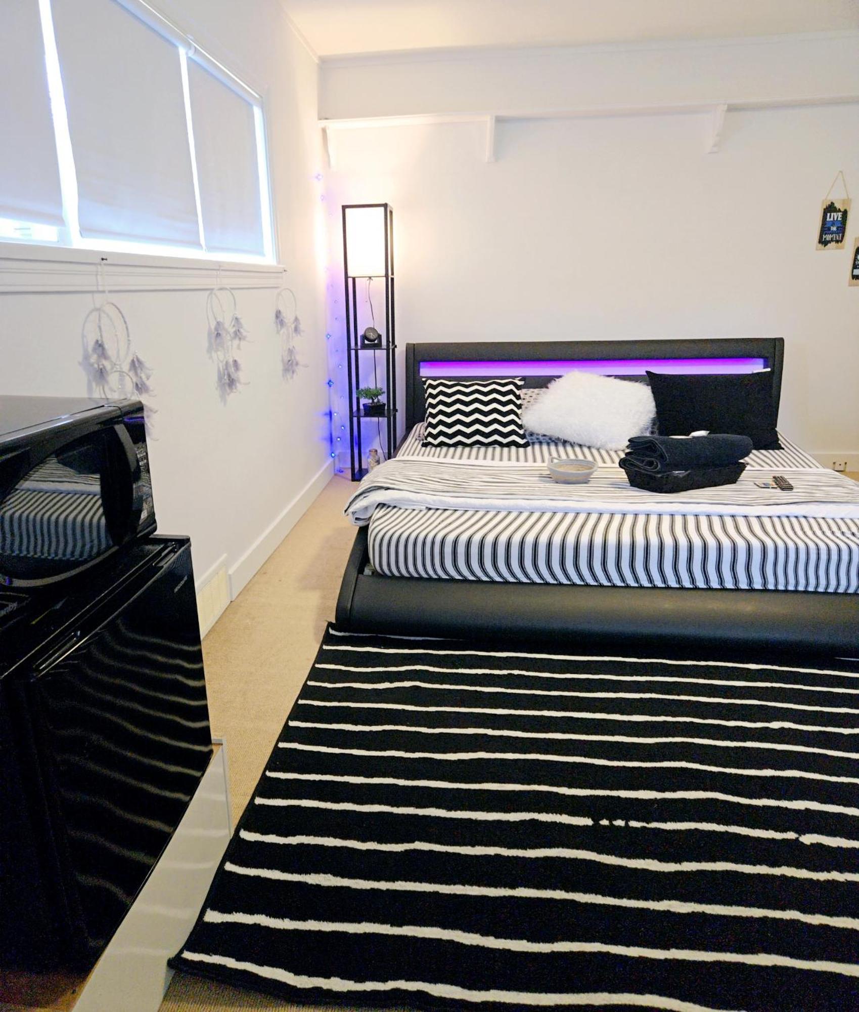 Cozy Stylish Black & White Design Room In The Heart Of Vancouver! Private Parking, Self Check-In & Just 4 Mins To Metrotown! Kültér fotó