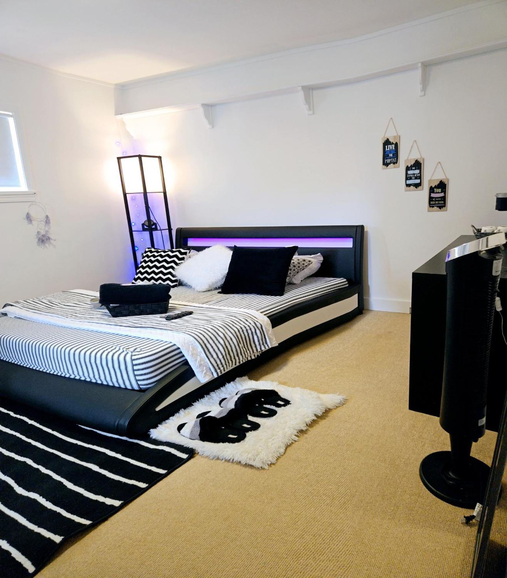 Cozy Stylish Black & White Design Room In The Heart Of Vancouver! Private Parking, Self Check-In & Just 4 Mins To Metrotown! Kültér fotó